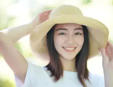 帽子を被った笑顔の女性