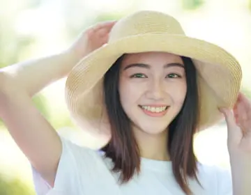 帽子を被った笑顔の女性