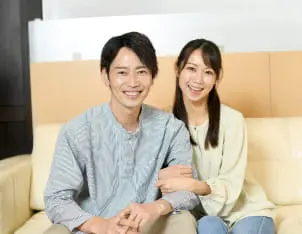 帽子を被った笑顔の女性