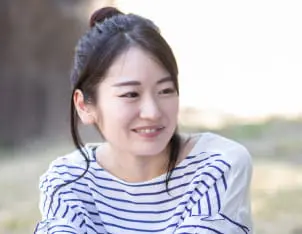 帽子を被った笑顔の女性